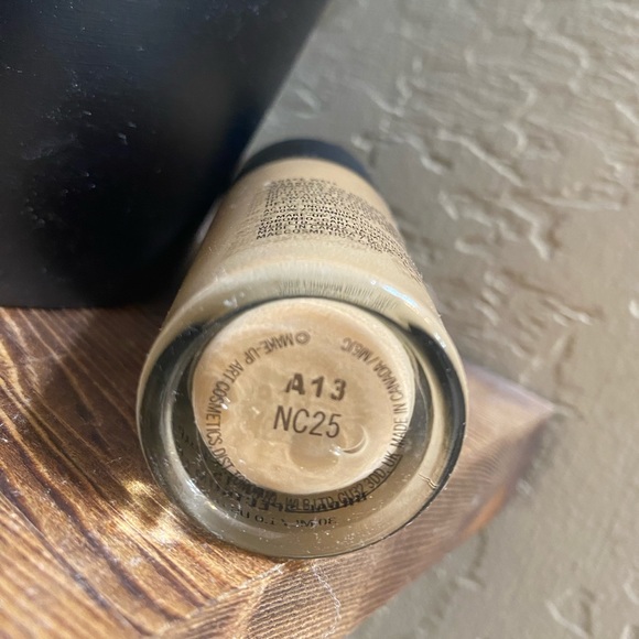 MAC STUDIO FIX FLUID FOUNDATION SPF 15 in NC25 - Picture 2 of 3
